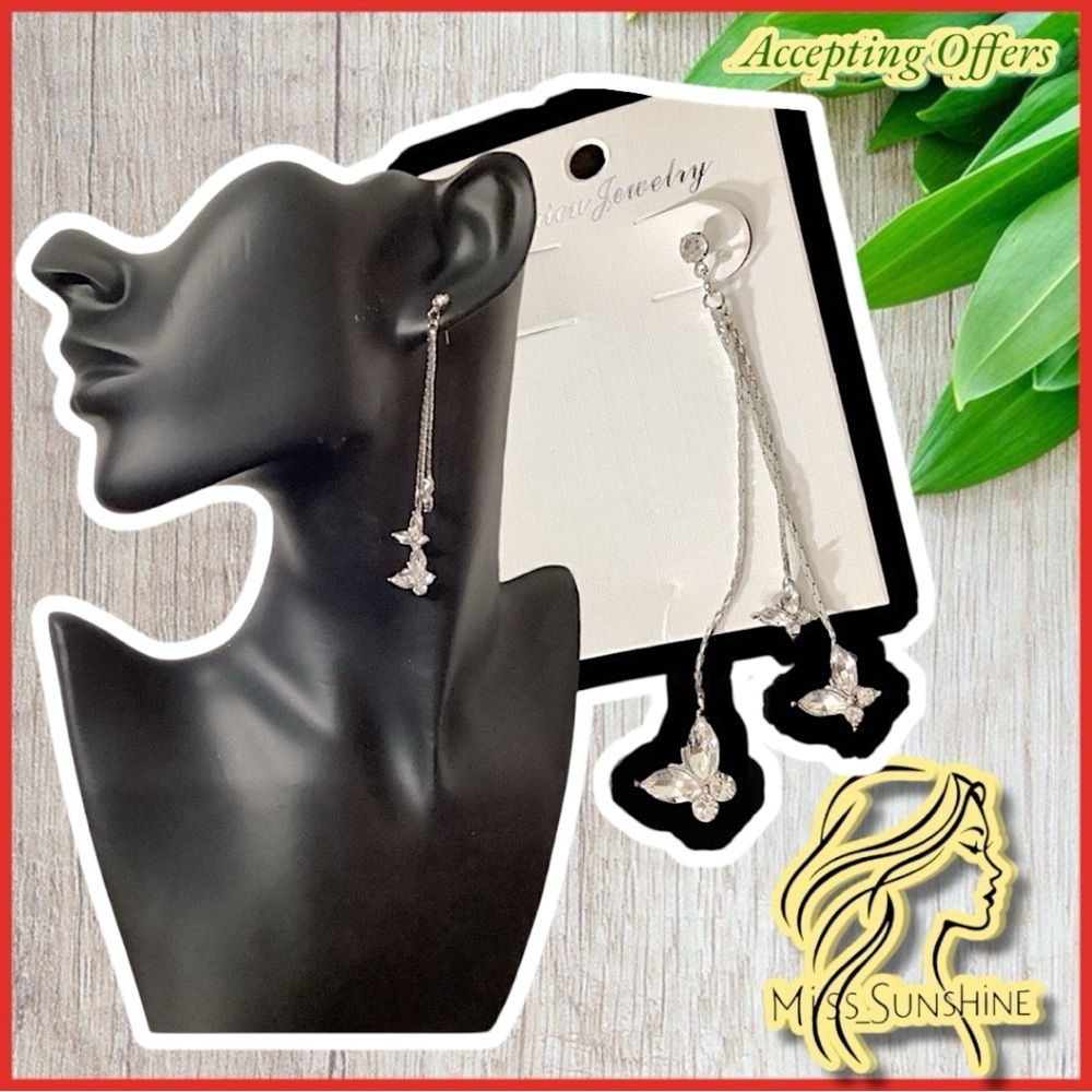 Boutique Luxe NEW - 3 strand butterfly dangle 👂💍